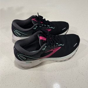 Brooks ghost shoes size 8.5
